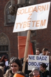 Tybet bez przemocy - Protestuj - umiera Kultura Tybetaska - manifestacja na wrocawskim rynku, zapalenie wieczek oraz zbrrka podpisw pod petycj. 