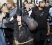 Parada Rwnoci, ktra odbya si w niedziel 7 maja 2008 roku. W paradzie uczestniczyy gwnie mniejszoci seksualne. Parada bya chroniona przez olbrzymi ilo policji, ilociowo niewiele mniejsz od iloci uczestnikw. Paradzie towarzyszyli ich przeciwnicy (np. NOP, Modzie Wszechpolska). Wg. szacunkw policji w paradzie udzia wzio ok. 1000 osb, a w kontrdemonstracji ok. 100 osb. Na zdjciu czowiek, ktry ,prawdopodobnie, stara si zakci kontrdemonstracj.