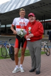 Mistrzostwa Polski w Kolarstwie Torowym 7-9.09.07 Szczecin; n/z zoty medalista w wycigu na 40 km Rafa Ratajczyk i trener Waldemar Mosbauer