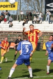 Korona II Kielce - Hutnik Krakw n/z skacze do piki Dariusz Kozubek (Korona Kielce) i tyem Micha Pazdan (Hutnik Krakw)