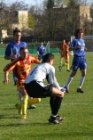 Korona II Kielce - Hutnik Krakw n/z Micha Kope (Korona Kielce) i bramkarz Waldemar Sotnicki (Hutnik Krakw)