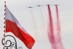 W Warszwie o godzinie 14.00 w Alejach Ujazdowskich odbyla sie defilada wojskowa. Uczestniczyo w niej blisko 1000 zolnierzy oraz  400 pojazdow mechanicznych takich jak czolgi Twardy, Leopard, samochody Skorpion, Humvee oraz transportery Rosomak. Nad gowami zgromadzonych przeleciay samoloty Iskra, F-16, MiG-29 i Su-22 i helikoptery takie jak Mi-24