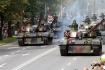 W Warszwie o godzinie 14.00 w Alejach Ujazdowskich odbyla sie defilada wojskowa. Uczestniczyo w niej blisko 1000 zolnierzy oraz  400 pojazdow mechanicznych takich jak czolgi Twardy, Leopard, samochody Skorpion, Humvee oraz transportery Rosomak. Nad gowami zgromadzonych przeleciay samoloty Iskra, F-16, MiG-29 i Su-22 i helikoptery takie jak Mi-24