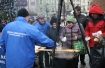 X Jubileuszowa Wigilia dla Potrzebujcych na Rynku Gwnym w Krakowie. Dla potrzebujcych przez cay dzie wydawane byy pierogi, kapusta z grochem, bigos, a take dary od innych jak konserwy czy napoje w puszkach. Organizatorem jest "Grupa Kociuszko" - waciciel restauracji "Polskie Jado".