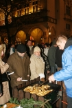 X Jubileuszowa Wigilia dla Potrzebujcych na Rynku Gwnym w Krakowie. Dla potrzebujcych przez cay dzie wydawane byy pierogi, kapusta z grochem, bigos, a take dary od innych jak konserwy czy napoje w puszkach. Organizatorem jest "Grupa Kociuszko" - waciciel restauracji "Polskie Jado".