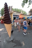 Kolejka po lody krcone na Skwerze Kociuszki w Gdynii