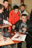n/z Krzysztof Kononowicz w Kielcach - rozdaje autografy.