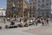 Krakw oblegany przez turystw n/z turysci ogladaja zabytki Krakowa na Rynku Gwnym i odpoczywaja pod Adasiem.