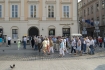 Krakw oblegany przez turystw n/z turysci ogladaja zabytki Krakowa na Rynku Gwnym.