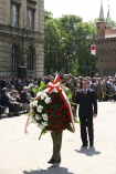 Wicewojewoda Maopolski Andrzej Mucha (z prawej) sada wieniec na Grobie Nieznanego onierza