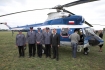 Wiceminister MSWiA Marek Surmacz wraz z policyjnymi lotnikami na tle smigowca PZL Kania w czasie Obchodw 10 rocznicy powstania Lotnictwa Sub Porzdku Publicznego MSWiA