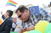 Ryszard Kalisz na Paradzie rwnoci rozdaje autografy