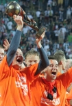 Orange Ekstraklasa: Legia Warszawa - Zagbie Lubin 1:2 n/z Mistrz Polski bramkarz Zagbia Michal Vaclavik z pucharem i Kolendowicz