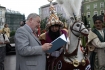 Wrczenie Haraczu Lajkonikowi n/z Jacek Majchrowski (po lewej), Lajkonik (po prawej) 