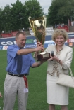 Gala z okazji Stulecia Cracovii. n/z Hokeici Cracovii (Mistrz Polski) z pucharem